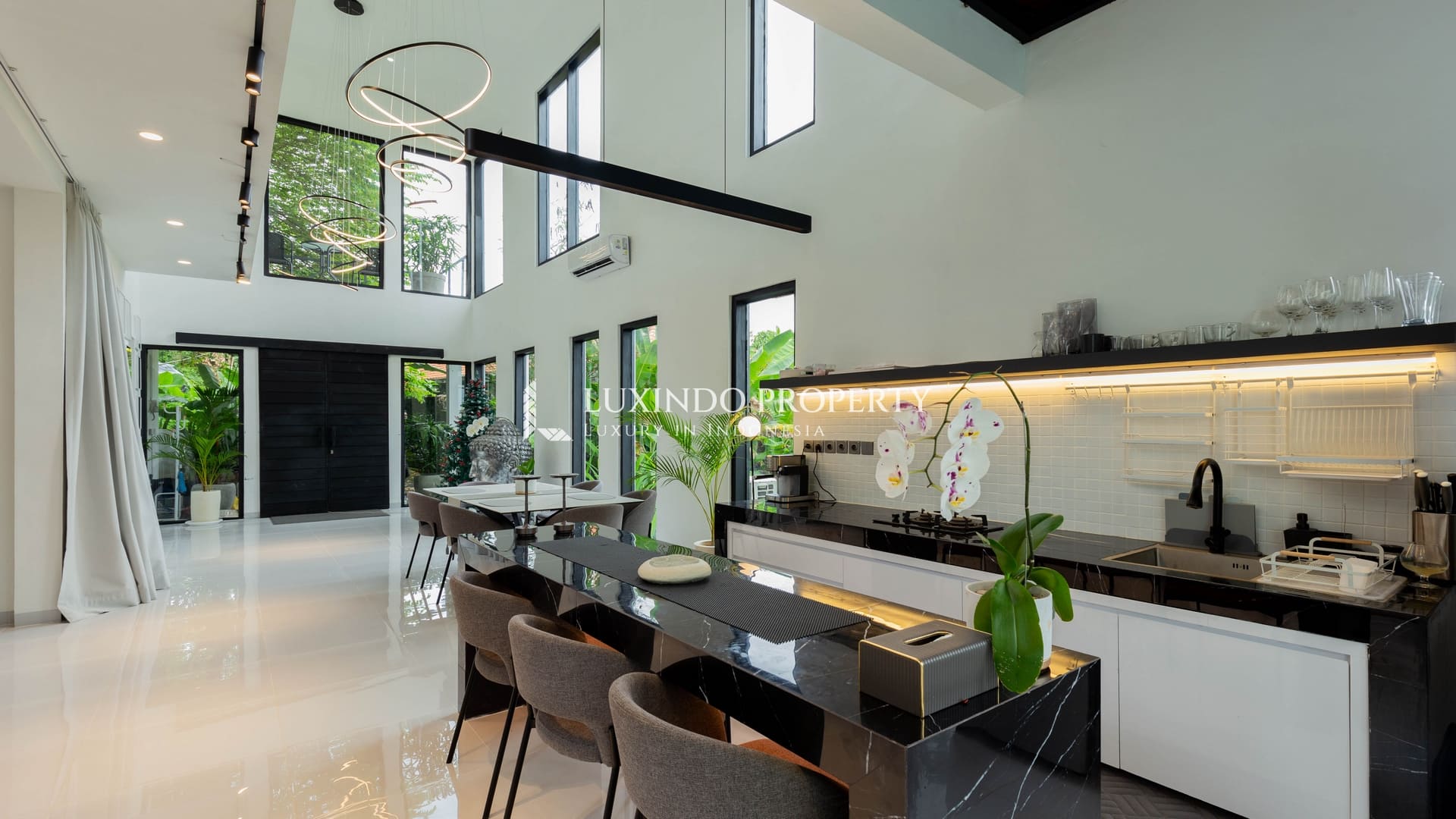 TUMBAK BAYUH - BRIGHT MODERN LOFT VILLA WITH PANORAMIC RICE FIELD VIEWS (LHV1017)